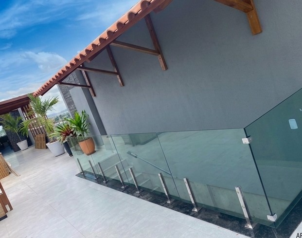 Varanda gourmet com guarda-corpo de vidro